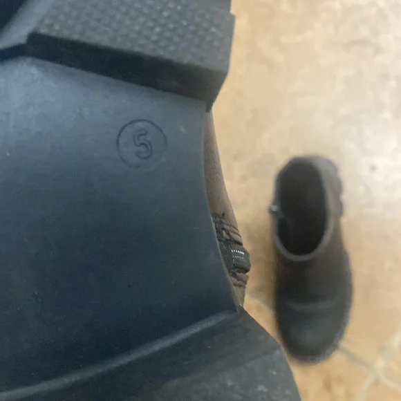 Girls Black DNKY Chelsea boots. - Picture 8 of 9